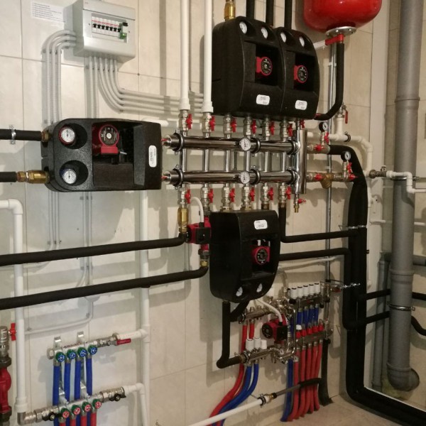 Распределительный коллектор с гидрострелкой 